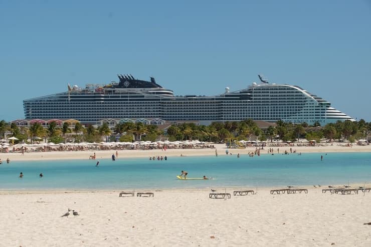 האונייה MSC World America עוגנת באושן קיי, בהאמה