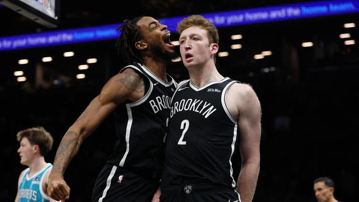 שחקן ברוקלין נטס דני וולף עם ניק קלקסטון