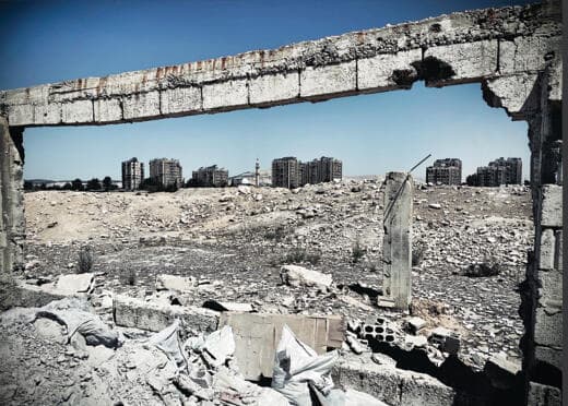 "כאילו שהיא לא קיימת". דמשק כפי שנראית מתוך הריסות מחנה הפליטים ירמוכ | צילום: פרנצ'סקה בורי