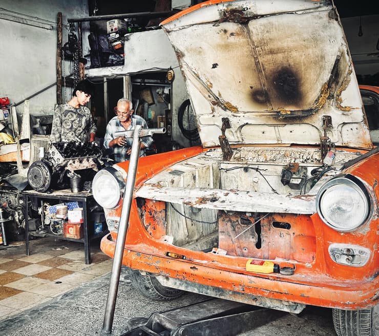 מחפשים אחר  טיפת מזל. מוסך  בשכונת דווילה