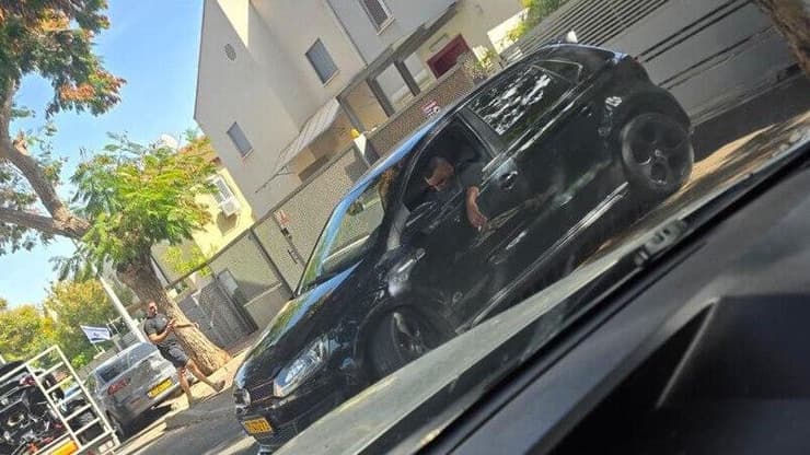 מחמוד כנעאן ברכבו לפ פגישתו עם גל הראל שכמעט נפלה קורבן לעוקץ שלו ושל בת זוגו בת-אל מויאל