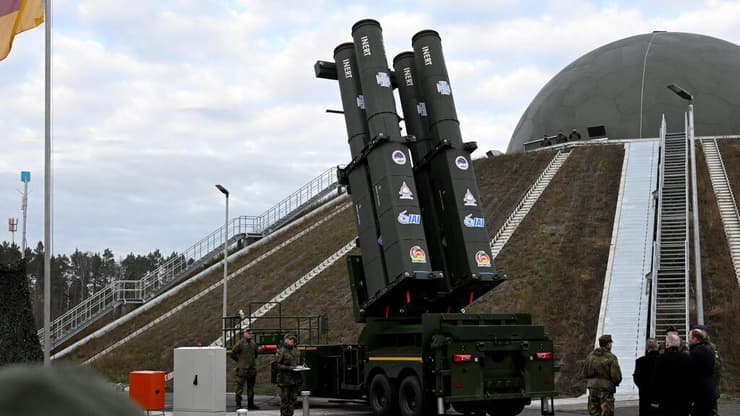 מערכת "חץ 3" על אדמת גרמניה (צילום: RALF HIRSCHBERGER / AFP) מערכת חץ 3 בכרמניה