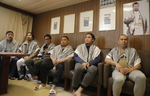 צוות הספינה  Eternity C שנחטף על ידי החות'ים חות'ים תימן אחרי שהספינה הוטבעה ב הים האדום צילום ארכיון מתקופת השבי