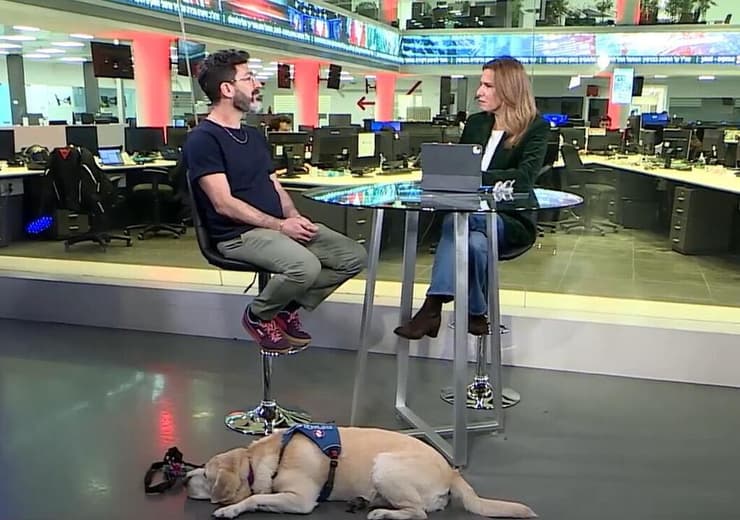 ירון אדל והכלבה רובי באולפן ynet (צילום: ליאור שרון) ירון אדל והכלבה רובי באולפן ynet