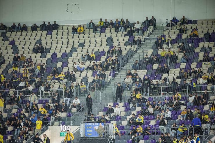 שערים 10 ו-11 חצי ריקים במשחק של מכבי ת"א מול הפועל חיפה