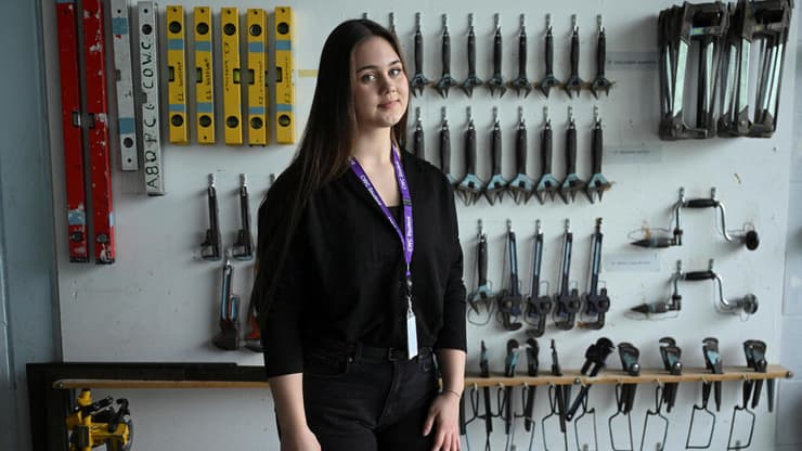 מרינה ירושנקו. לומדת להיות אינסטלטורית (צילום: REUTERS/Jaimi Joy) מרינה ירושנקו. לומדת להיות אינסטלטורית