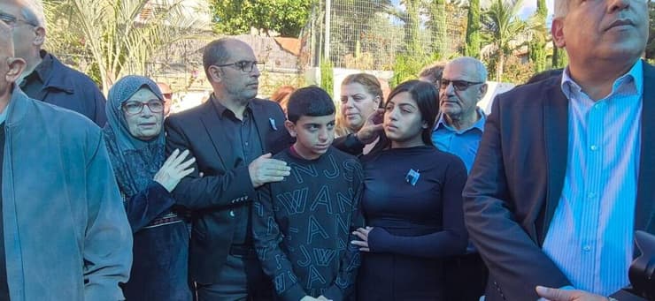 משפחתו של נביל אשרף שנרצח ונפל קורבן לפשיעה בחברה העברית