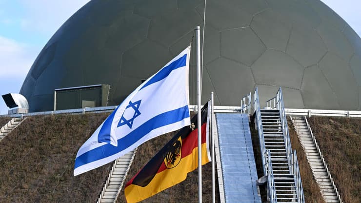 "מסירת המערכת לגרמניה היא רגע בעל משמעות לאומית והיסטורית" (צילום: RALF HIRSCHBERGER / AFP) מערכת חץ 3 בכרמניה