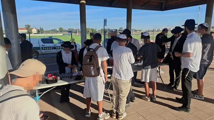 חלק מהתלמידים הביאו תפילין מהבית