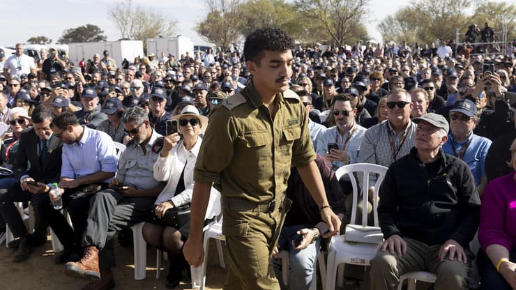 עידן אלכסנדר לובש מדים במתחם הנובה