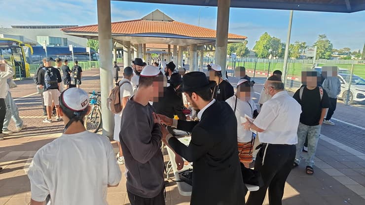 דוכן הנחת התפילין ליד בית הספר