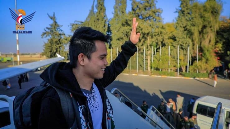 צוות הספינה  Eternity C שנחטף על ידי החות'ים חות'ים תימן עולה למטוס עם שחרורו אחרי חודשים  בשבי