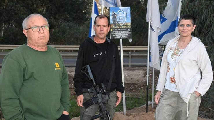 תושבי קיבוץ עלומים מחכים לרן גואילי ז"ל שלחם בסמוך אליו