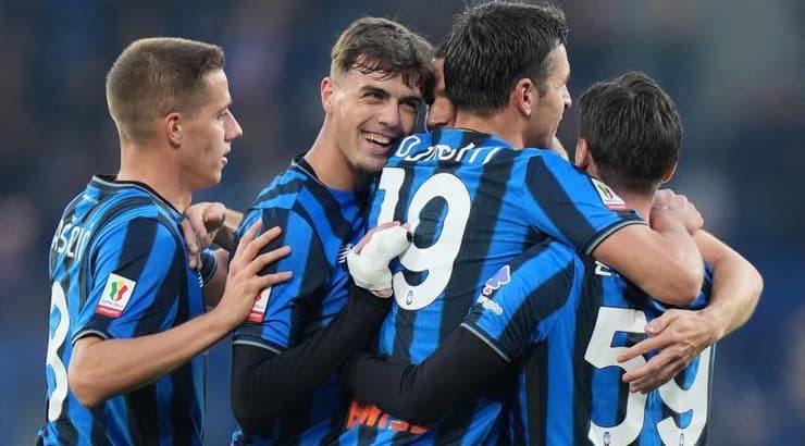 שחקני אטאלנטה חוגגים. הבטיחו רבע גמר