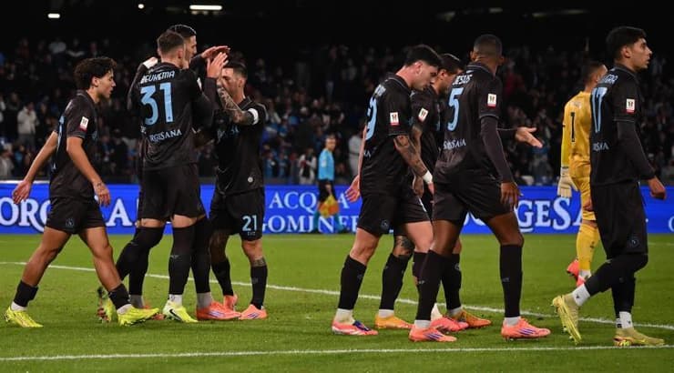 שחקני נאפולי חוגגים מקום ברבע הגמר