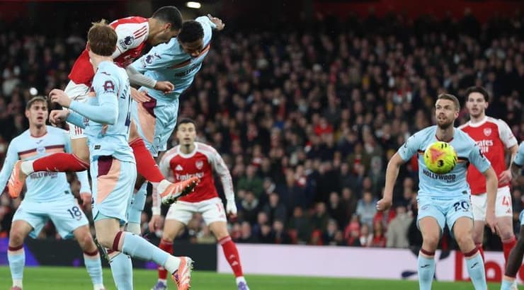 מיקל מרינו נוגח לרשת