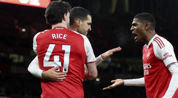 מיקל מרינו חוגג עם חבריו