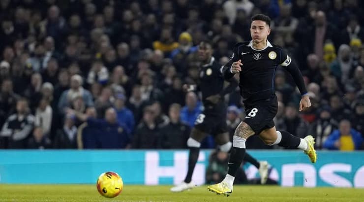 אנזו פרננדס רץ לכדור