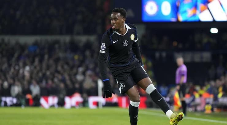 ג'יימי בינו גיטנס עם הכדור