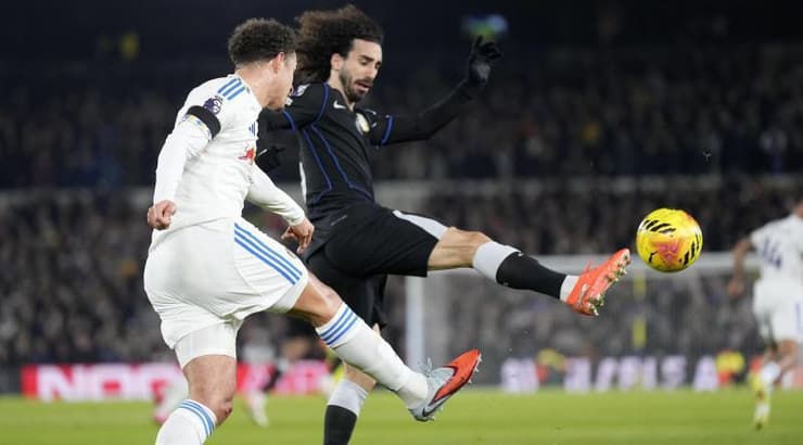 מארק קוקורייה נאבק על הכדור