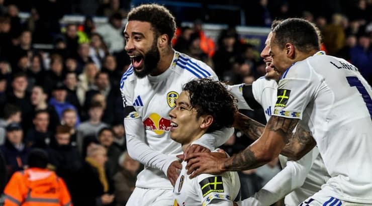 שחקני לידס חוגגים עם או טנאקה