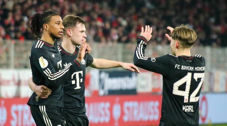 שחקני באיירן מינכן מרוצים אחרי ההעפלה לשלב הבא