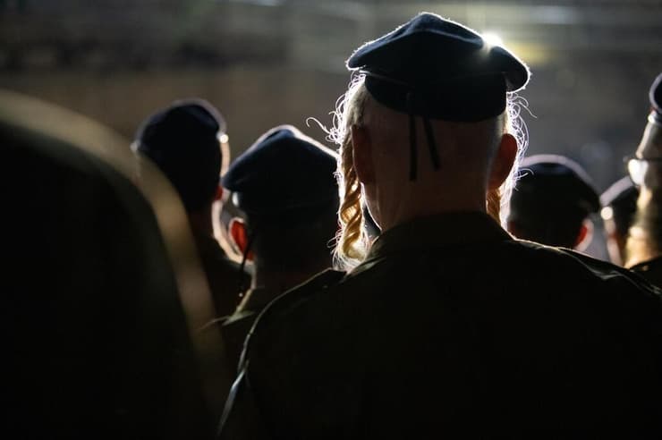 טקס סיום קורס מ"כים ראשון בחטיבת חשמונאים. אי אפשר לאחוז את החבל בשני קצותיו (צילום: דובר צה"ל) טקס סיום קורס מ"כים ראשון בחטיבת החשמונאים