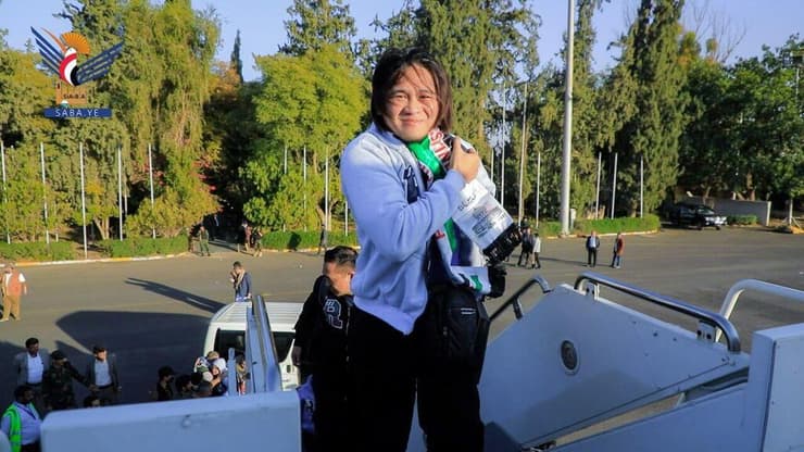 צוות הספינה  Eternity C שנחטף על ידי החות'ים חות'ים תימן עולה למטוס עם שחרורו אחרי חודשים  בשבי