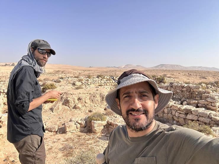 החוקרים בפעולה (צילום: אראל עוזיאל) החוקרים בפעולה