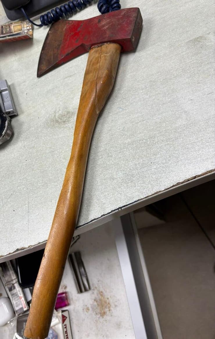 הגרזן שלפי המשטרה נתפס באשדוד (צילום: דוברות המשטרה ) הגרזן שהוחרם באשדוד