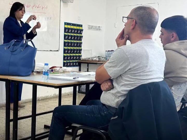 אשרף ספיה, אביו שלך נביל שנרצח ונפל קורבן לפשיעה יושב בכיתתו על הכיסא בו ישב