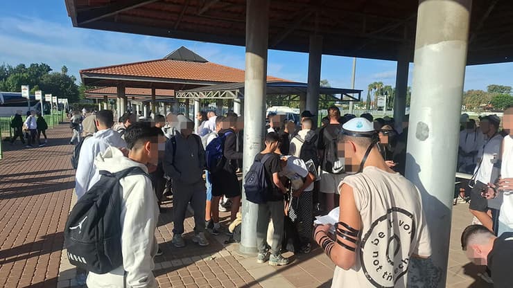 התלמידים מניחים תפילין