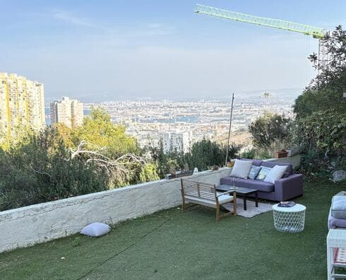 "אני גרה בשכירות בבית מהמם עם נוף לוואדי ולמפרץ. במקור גרנו כאן 5 נפגשות, אבל בן זוגי נהרג בתאונת דרכים ולא רציתי להחליף את הבית. המקום הזה עושה לי טוב למרות הזיכרונות"
(צילום: אסי חיים) "אני גרה בשכירות בבית מהמם עם נוף לוואדי ולמפרץ. במקור גרנו כאן 5 נפגשות, אבל בן זוגי נהרג בתאונת דרכים ולא רציתי להחליף את הבית. המקום הזה עושה לי טוב למרות הזיכרונות"