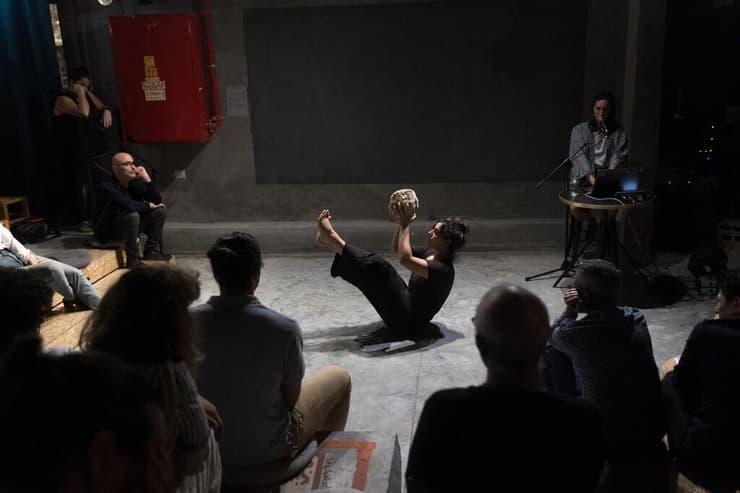 21 קילו, 2024, אבן ופרפורמנס. סאונד ושירה: לירון פלורה. פל-בית, ירושלים