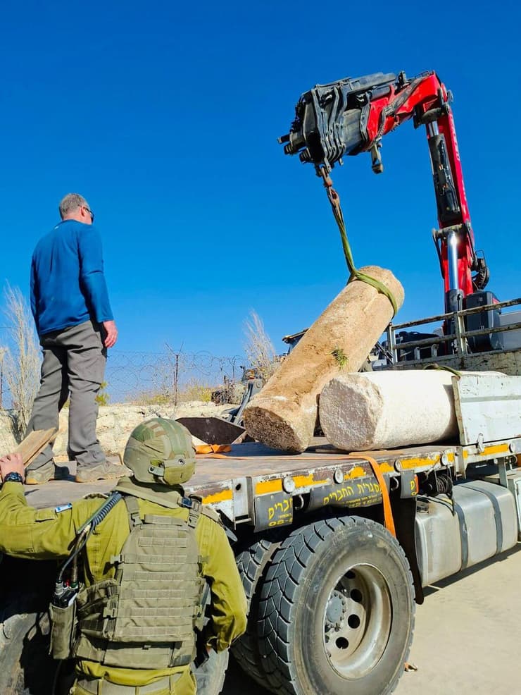 כמה עמודים עתיקים שנמצאו במקום (צילום: דוברות מתפ"ש) השבת עשרות ממצאים ארכיאולוגיים מהאתר הארכיאולוגי בורג' לסאנה