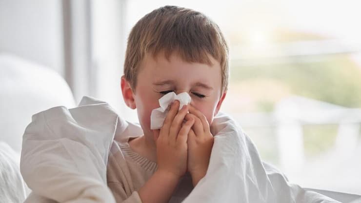 כאשר אדם חולה מכניס את הנגיף הביתה, בין 15% ל-50% מבני המשפחה נוטים להידבק (צילום: Shutterstock) ילד חולה