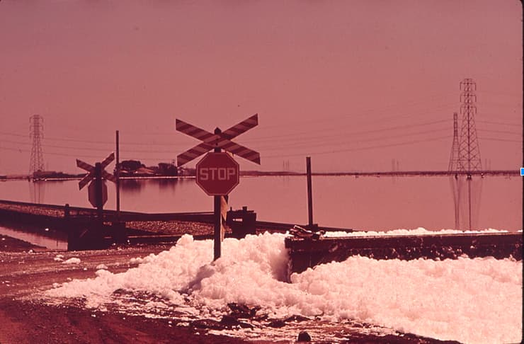 פרימונט, קליפורניה, 1972. הרים של קצף אל-סבון (מקור: הסוכנות להגנת הסביבה, EPA, נחלת הכלל) פרימונט, קליפורניה, 1972. הרים של קצף אל-סבון
