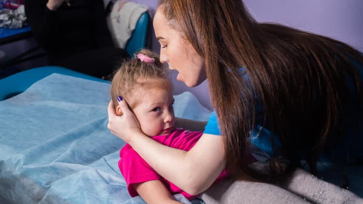 פיזיותרפיה לילדה עם צרכים מיוחדים. אילוסטרציה (צילום: shutterstock) פיזיותרפיה לילדה עם צרכים מיוחדים