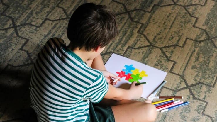 ילד עם אוטיזם