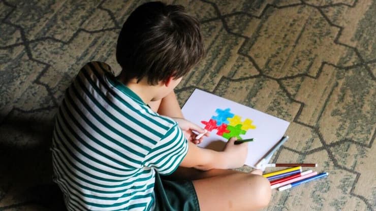 עדיין חסרים לא מעט תקנים וזמני ההמתנה ארוכים (צילום: shutterstock) ילד עם אוטיזם