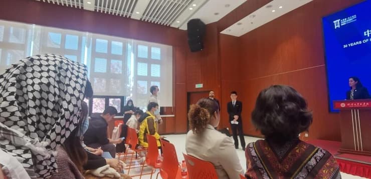 הסטודנט הסיני עם כאפייה בהרצאה של שגרירת ישראל בסין אירית בן אבא