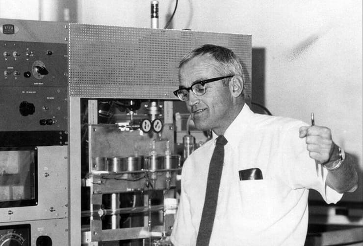 עבר למכון הטכנולוגי של קליפורניה ב-1952, בעקבות בראון. פטרסון במעבדתו