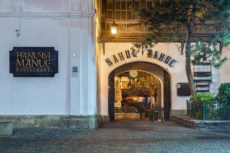 Manuc's Inn ‏(Hanul lui Manuc) — אחד המבנים העתיקים בעיר, שעדיין פועל כמלון־מסעדה בלב בוקרשט