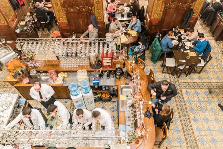 מסעדת-הבר ההיסטורית Caru’ cu Bere (״עגלת הבירה״), שפועלת מאז 1879 ברחוב סטברופולאוס שבלב רובע ליפסקאני