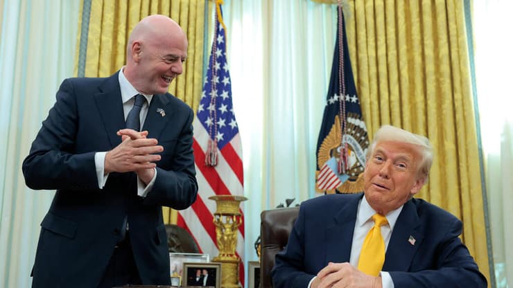 טראמפ ואינפנטינו בבית הלבן (צילום: Anna MONEYMAKER / GETTY IMAGES NORTH AMERICA / AFP) דונלד טראמפ עם נשיא פיפ"א וגביע העולם בכדורגל בבית הלבן