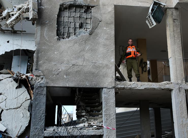 אל"מ אמיר בן דוד בזירת הנפילה במכון ויצמן