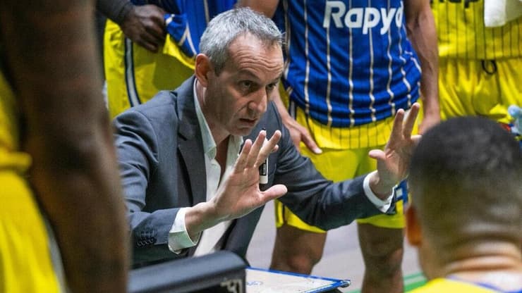 יודעים להתעלות במאני טיים. קטש עם השחקנים (צילום: אלעד גולדשטיין, מכבי Rapyd תל אביב) קטש