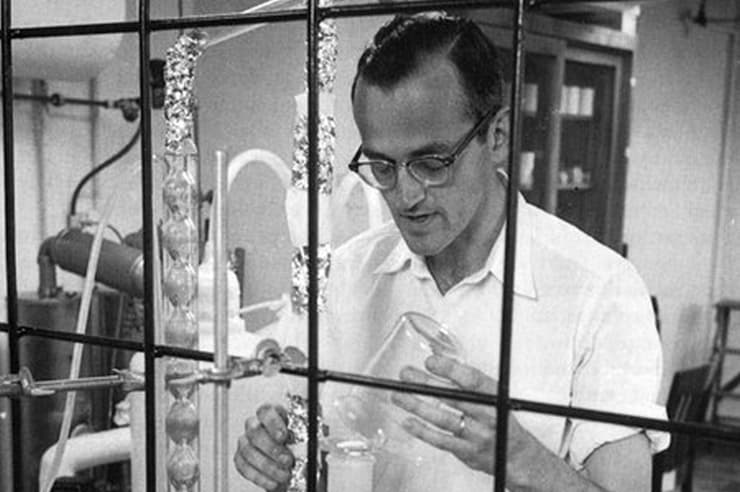 פטרסון הבין שזיהום העופרת מגיע ממקור חיצוני. פטרסון ב-1957, מזקק חומרים שהגיעו למעבדתו, כי הוא לא סמך על הניקיון של הכימיקלים המסחריים