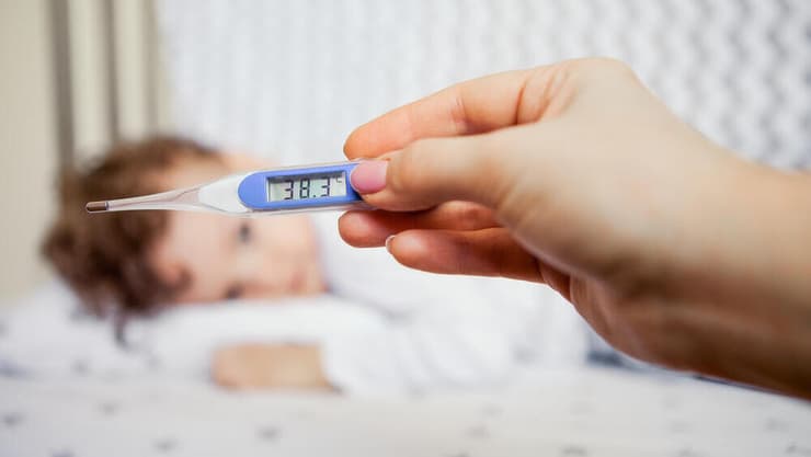 861 ילדים אושפזו מתחילת העונה עם שפעת, 41 מתוכם בטיפול נמרץ. אילוסטרציה (צילום: shutterstock) מחלת חום
