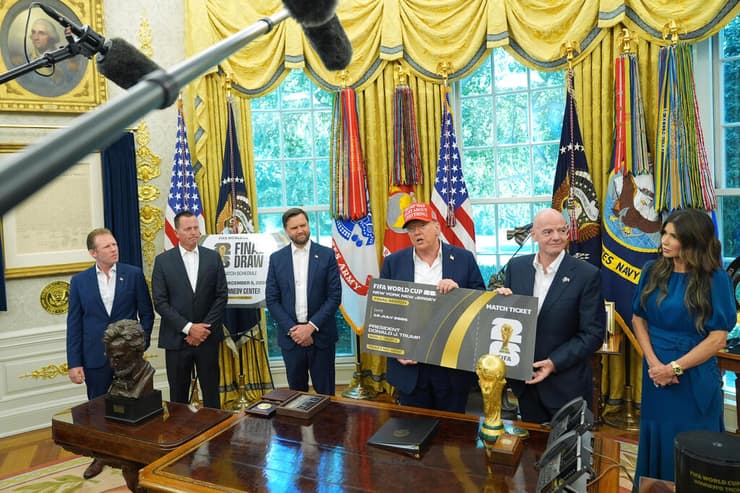 דונלד טראמפ עם נשיא פיפ"א וגביע העולם בכדורגל בבית הלבן